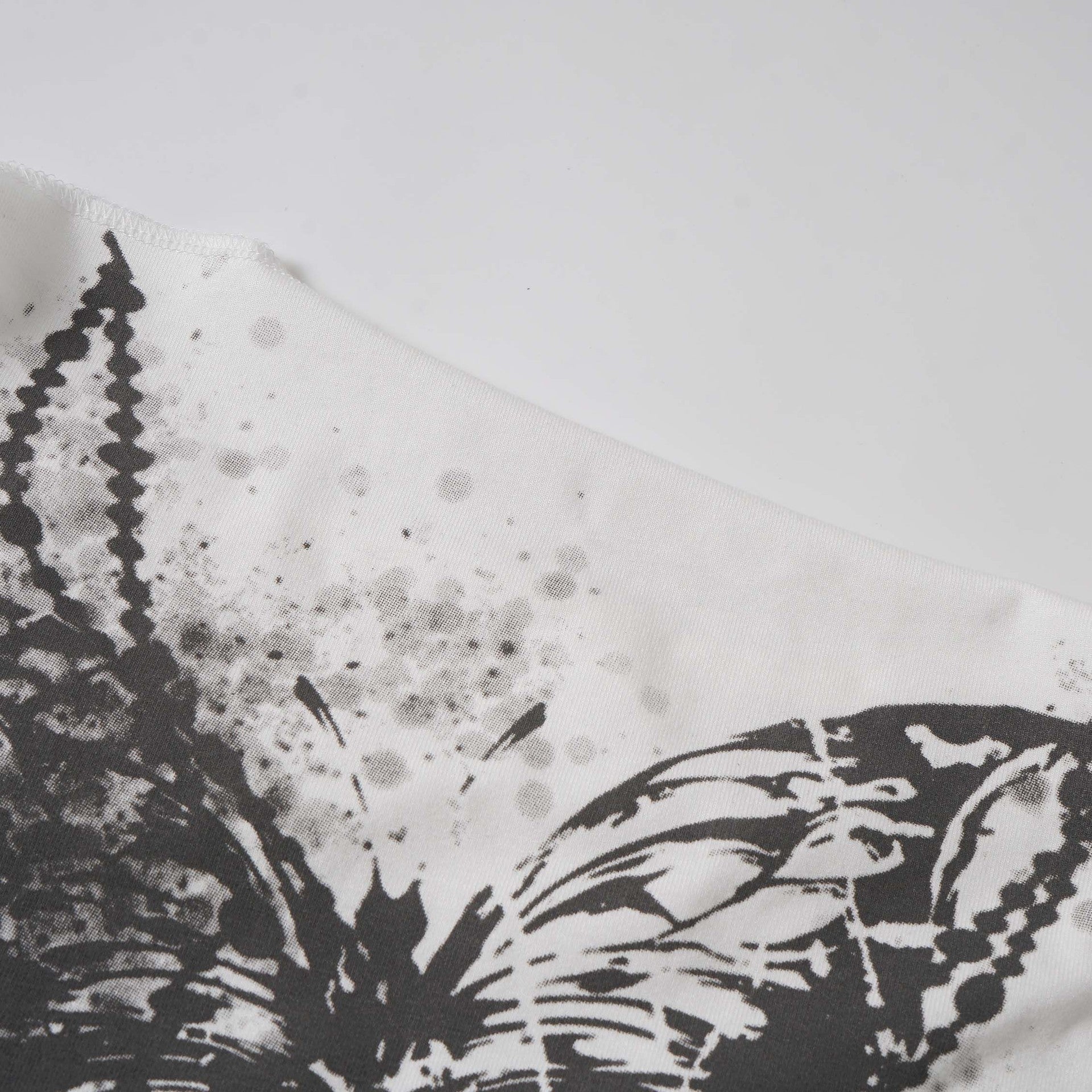 【2color】Butterfly Chains Graphic Slim Fit Top mry001731