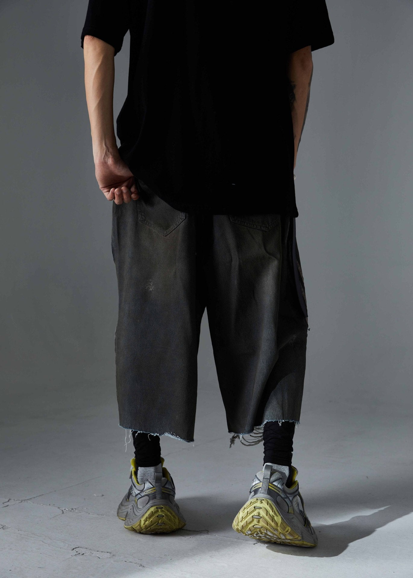 Triple Stripe Distressed Wide Denim Shorts mry001692