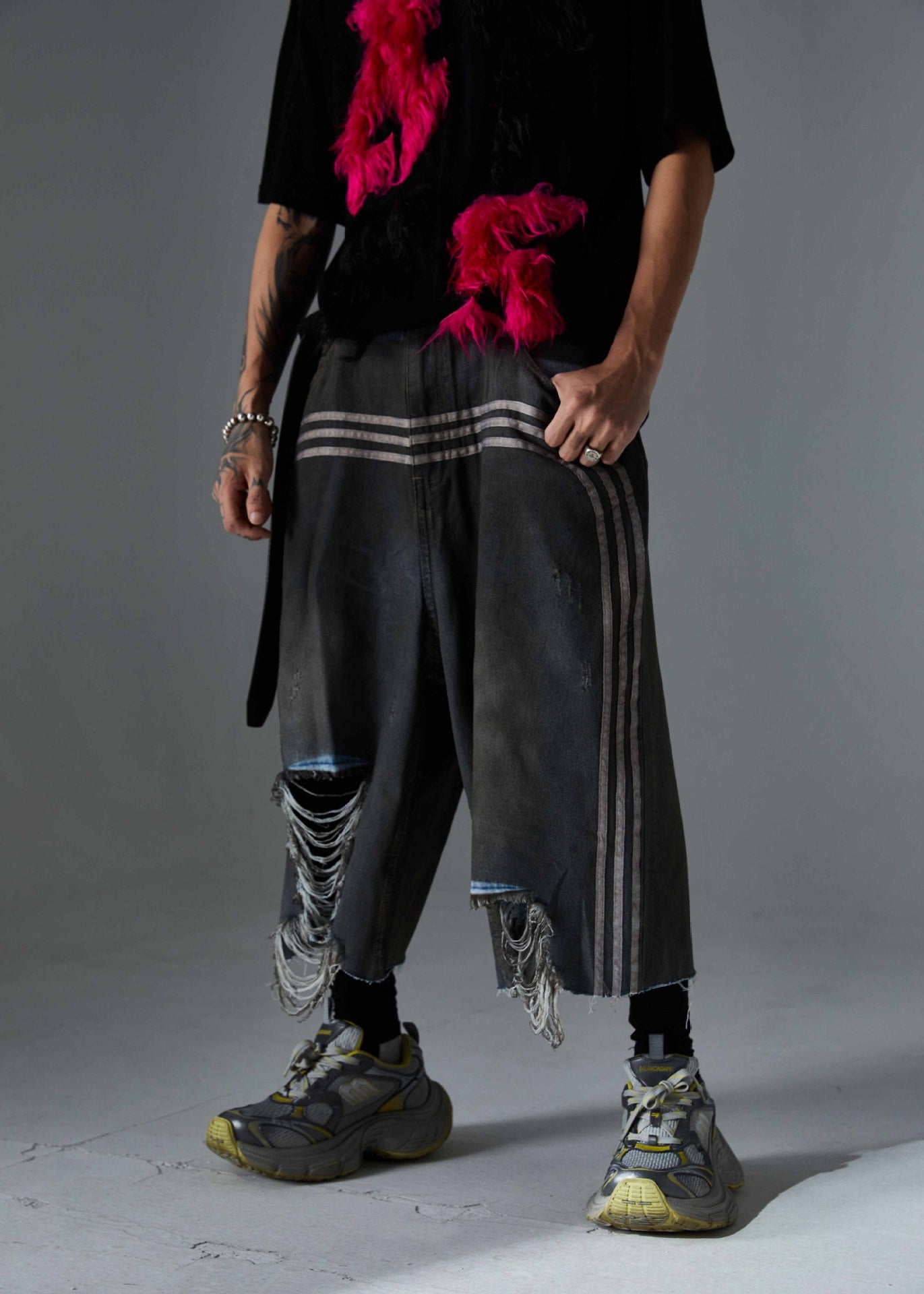 Triple Stripe Distressed Wide Denim Shorts mry001692