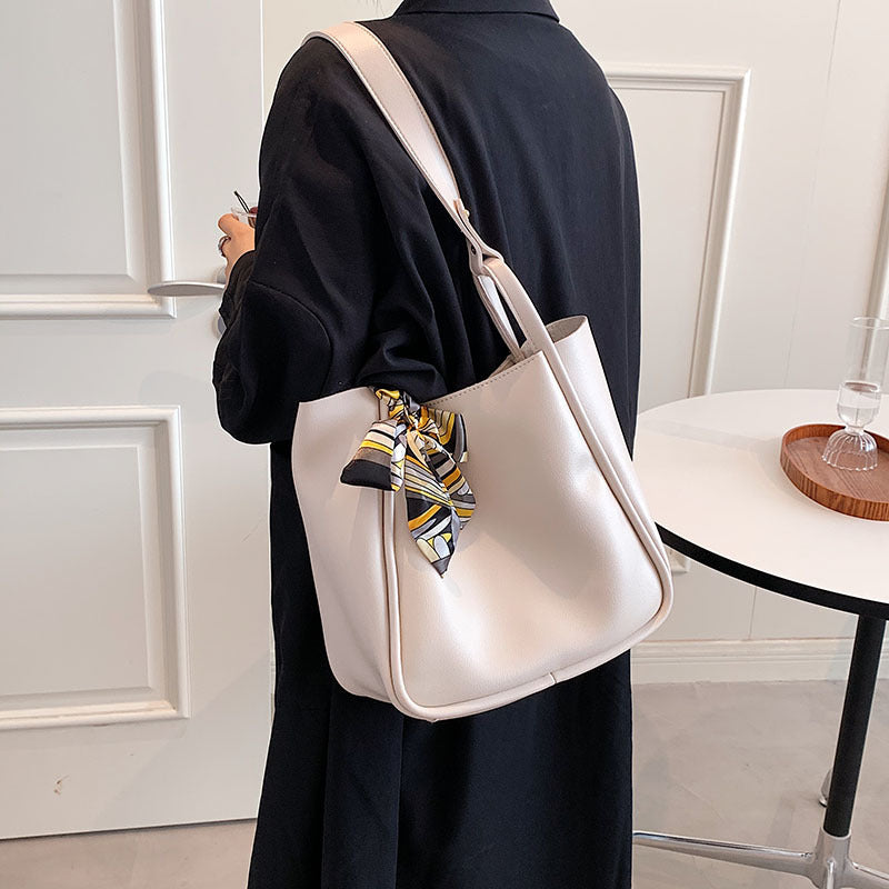 スカーフ付き ソフトレザー ショルダーバッグ mry000220