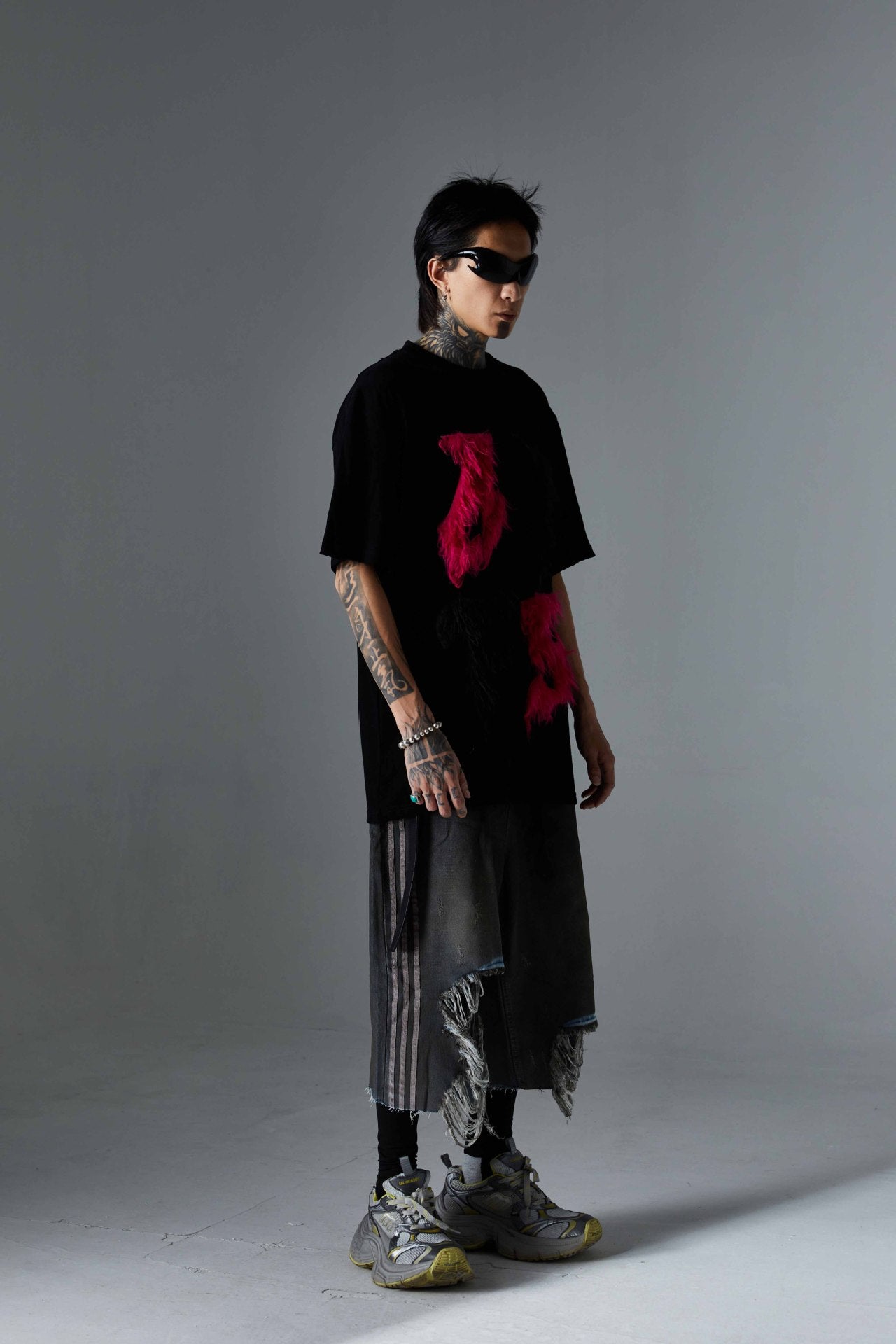 Triple Stripe Distressed Wide Denim Shorts mry001692