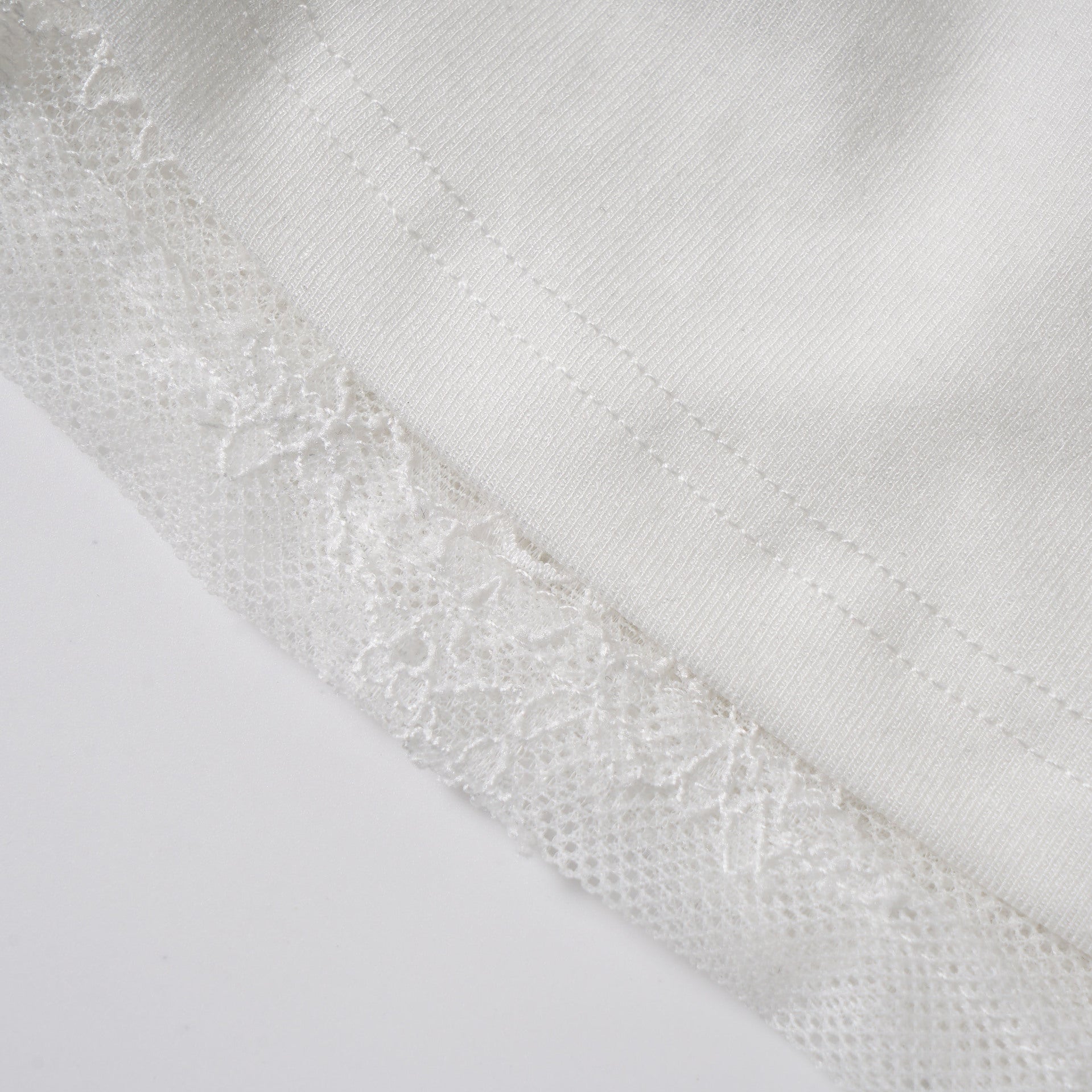 【2color】Butterfly Chains Graphic Slim Fit Top mry001731