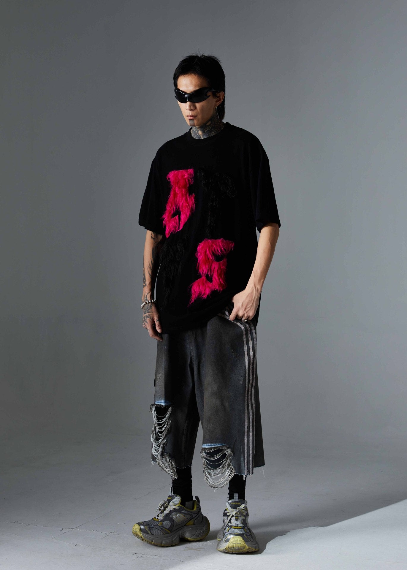 Triple Stripe Distressed Wide Denim Shorts mry001692