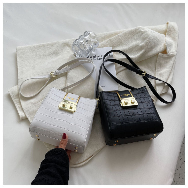 プッシュロック スクエア ショルダーバッグ mry000221