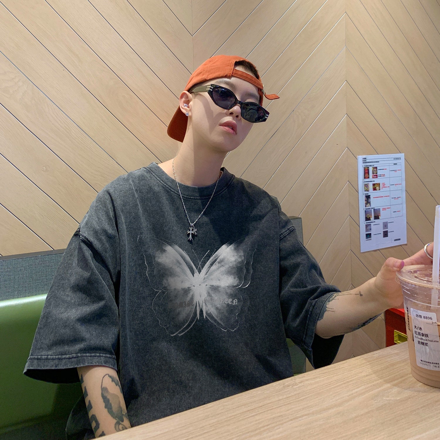 【送料無料】2カラー展開 2023SS レトロ グラフィック バタフライ ルーズ ビッグ Tシャツ ユニセックス 韓国ストリート 韓国カジュアル　mry000843