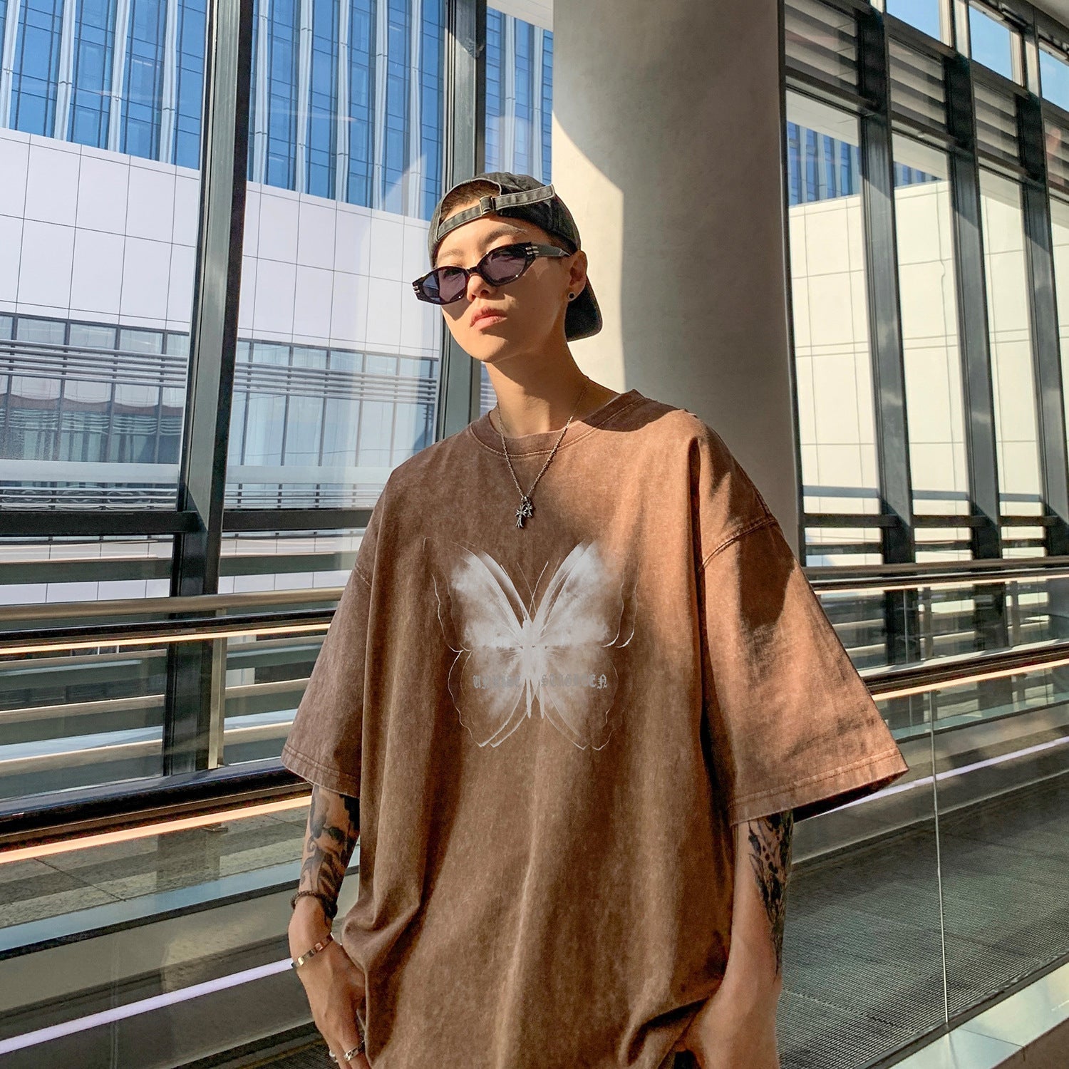【送料無料】2カラー展開 2023SS レトロ グラフィック バタフライ ルーズ ビッグ Tシャツ ユニセックス 韓国ストリート 韓国カジュアル　mry000843