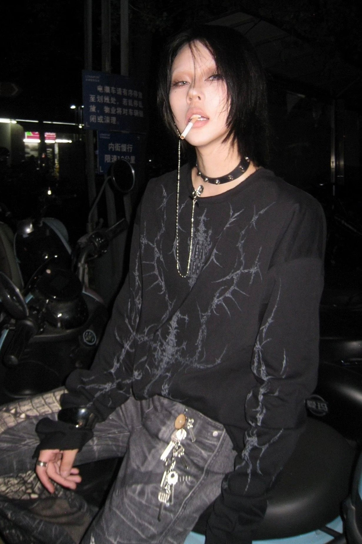 Lightning Crack Graphic Top mry002278