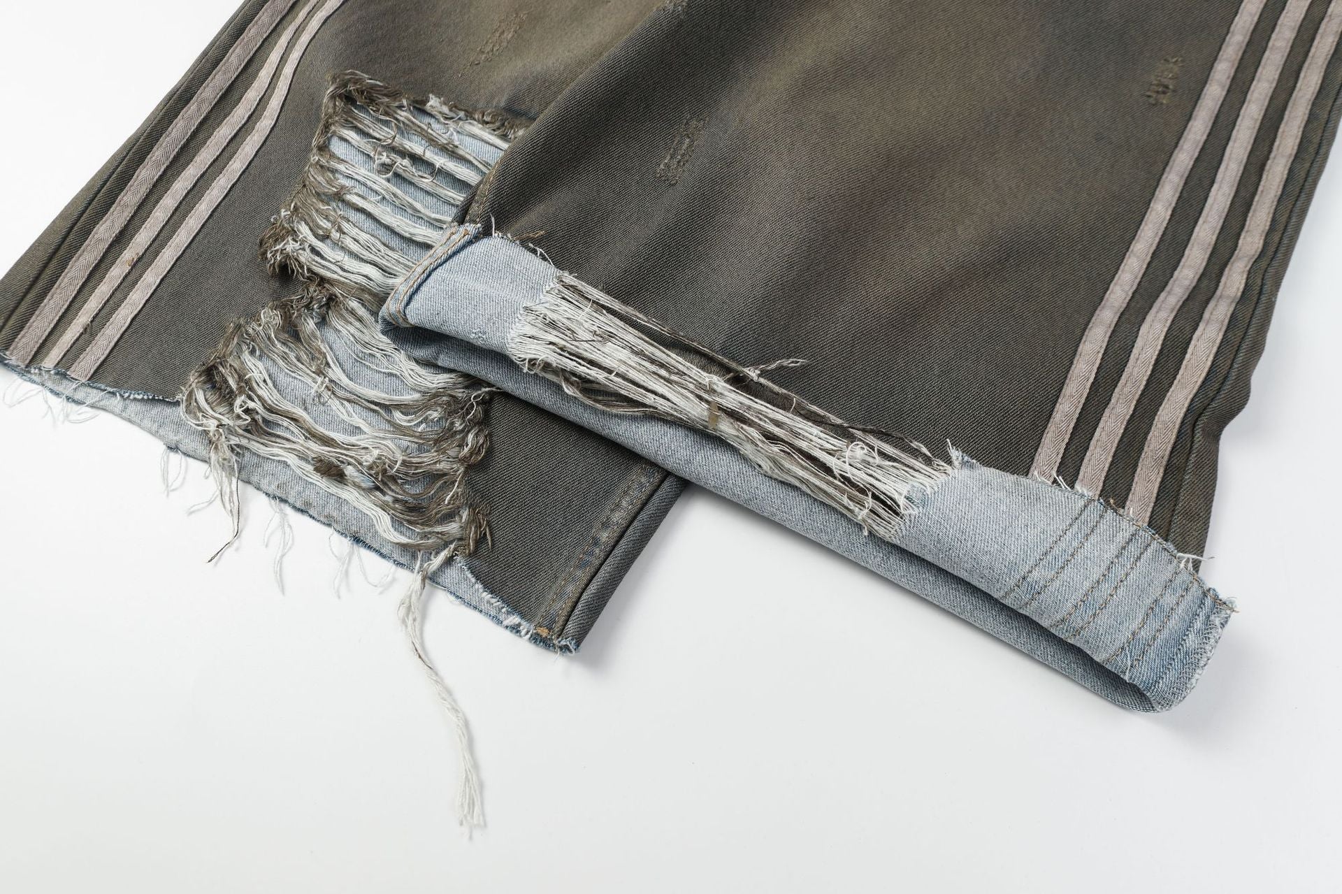 Triple Stripe Distressed Wide Denim Shorts mry001692