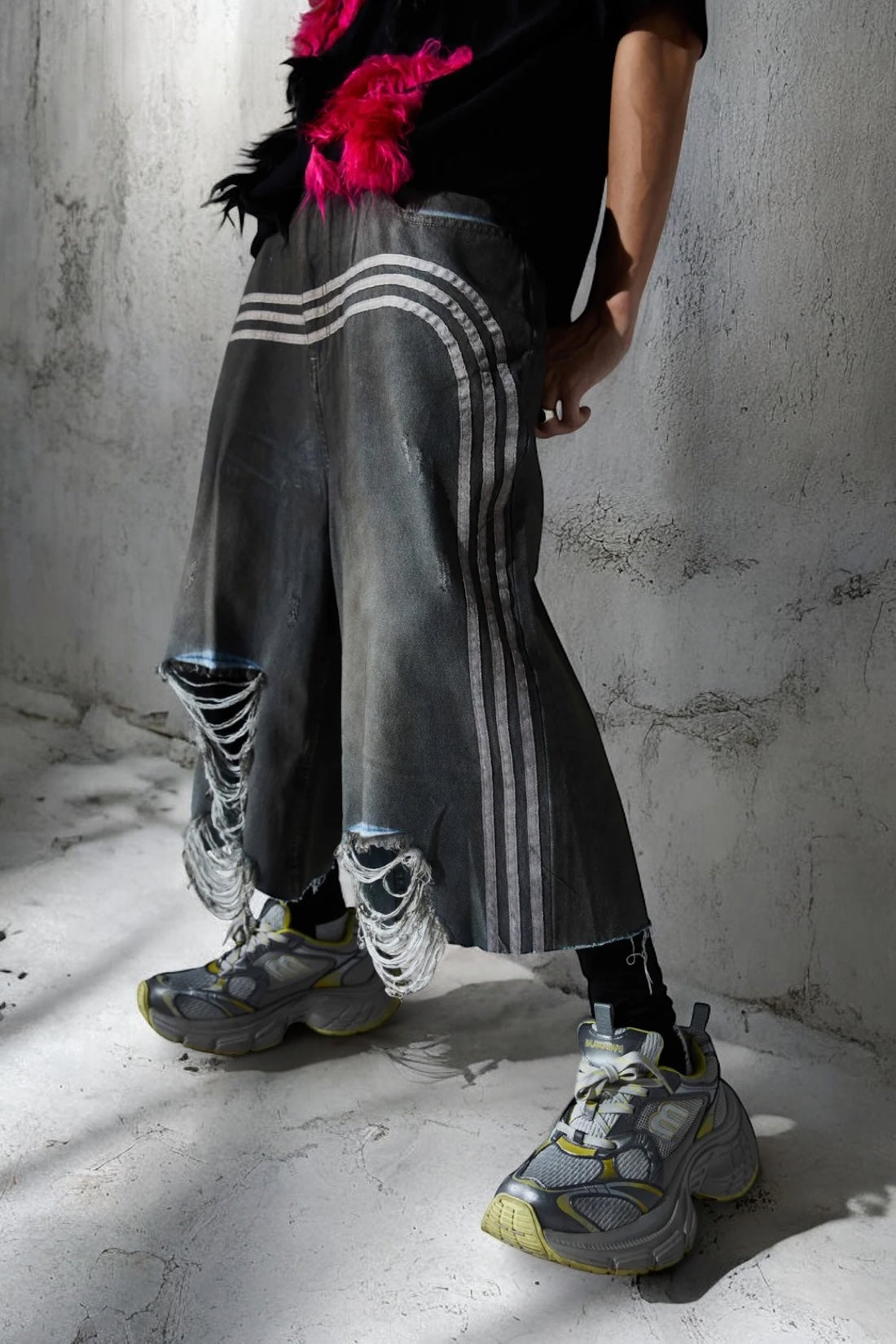 Triple Stripe Distressed Wide Denim Shorts mry001692